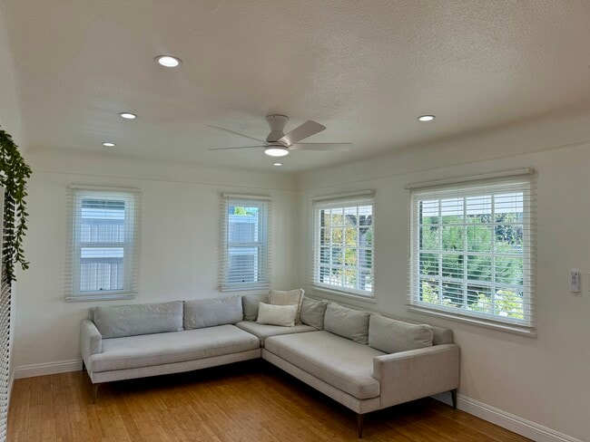 Building Photo - 2754 S Barrington Ave