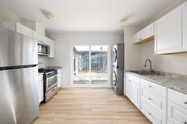 Building Photo - 767 Ball Ave Unit 767 Ball Ave  B