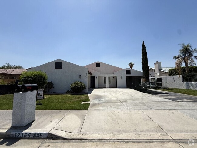 Building Photo - AVAILABLE NOW!!! 3 Bed / 2 Bath Duplex in ... Rental
