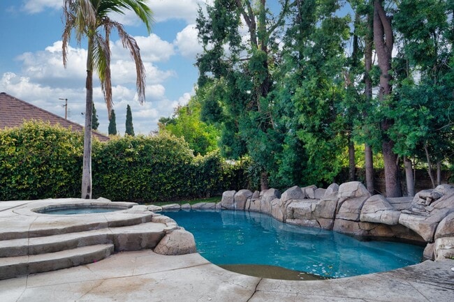 Building Photo - 8240 Sheffield Rd