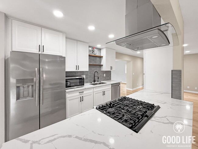 Building Photo - Beautifully Updated 4B/2.5BA House with Solar and A/C!