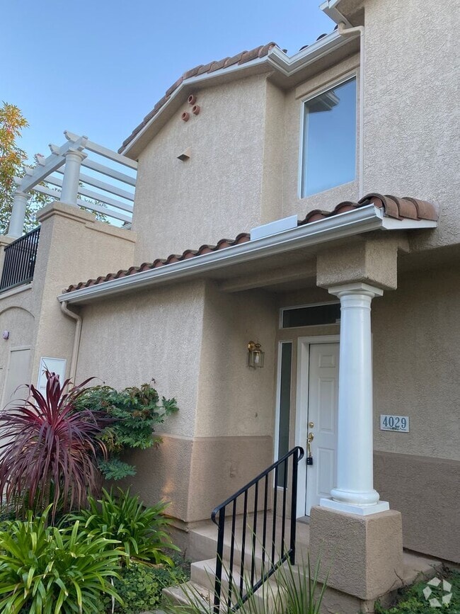 Building Photo - 2 bed, 2 bath Villaggio Penthouse!