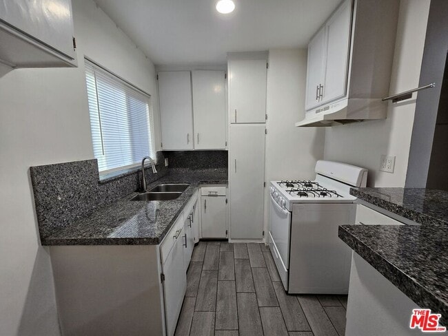 Photo - 7419 Woodley Ave Unit 1