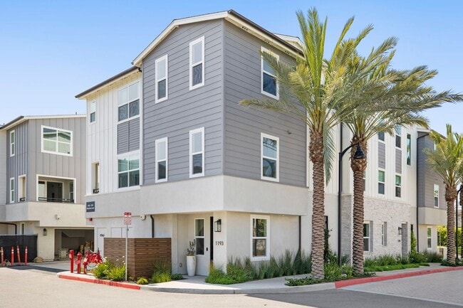 Building Photo - Stylish Tri-Level Townhome in Prime Newpor...