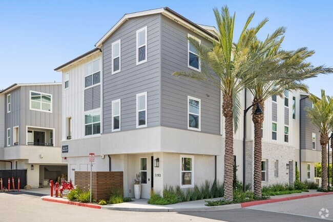 Building Photo - Stylish Tri-Level Townhome in Prime Newpor...