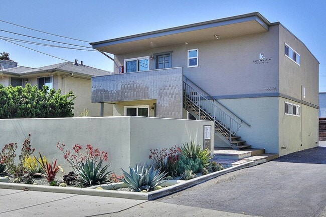 Building Photo - 6694 Del Playa Dr Unit B