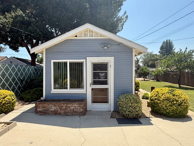 Building Photo - 914 1/2 College Rental