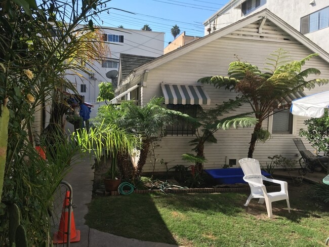 Building Photo - Beautiful Studio one block from ocean...