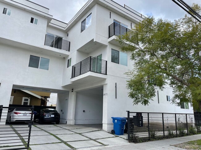 Photo - 341 N Kenmore Ave Unit 341 N Kenmore