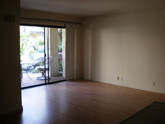 Building Photo - Camarillo 2 Bedroom Condo
