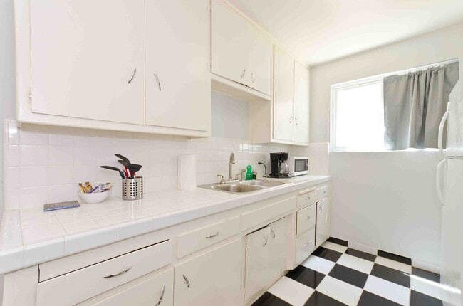 Photo - Furnished 2 and 3 Bedroom Apartments Short...