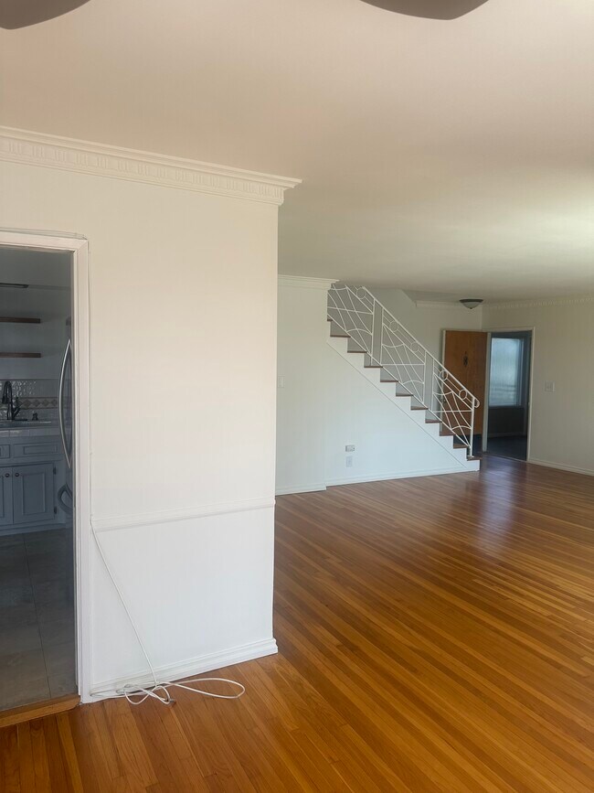 Photo - 8218 De Longpre Ave