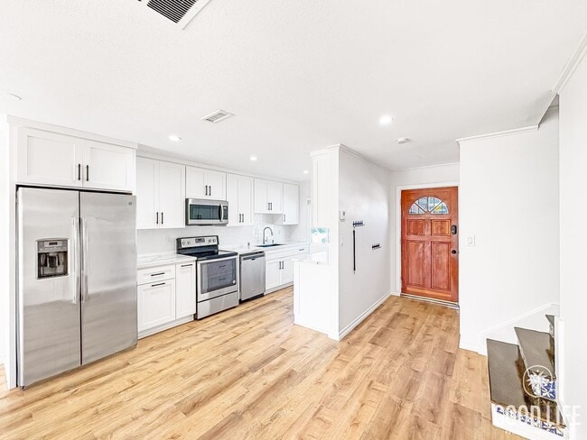 Photo - Beautiful 2B/1.5BA Condo For Rent In Unive...