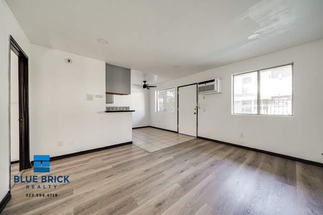 Building Photo - 8204 Langdon Ave Unit 9