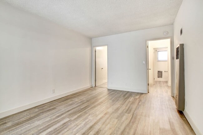 Photo - 937 6th St Unit 5