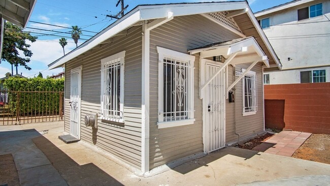 Building Photo - Lemon Avenue Triplex Unit 2031.5 Lemon Avenue Rental