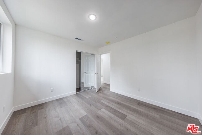 Photo - 1617 W 55th St