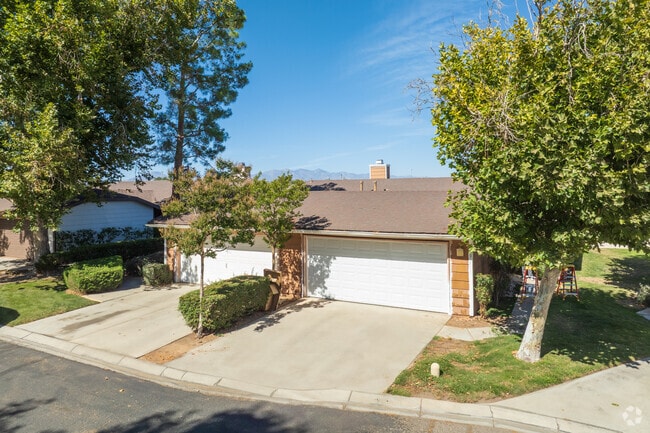 Building Photo - Countryside Villas
