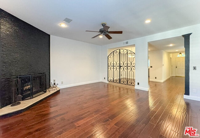 Building Photo - 4355 Ventura Canyon Ave Unit 103