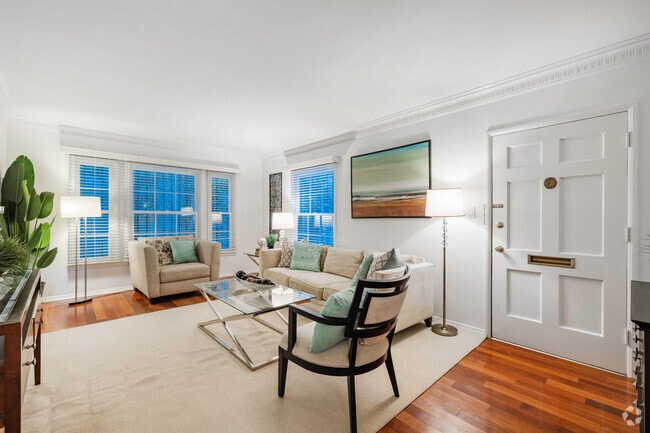 1BR, 1BA - 775SF - Living Room - 342 N Oakhurst Dr