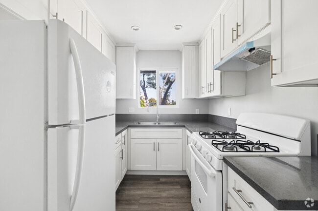 2BR, 1BA - 900SF - Kitchen - 4603 E 118th St.