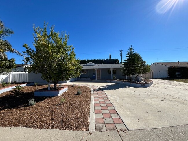 Building Photo - Simi 2+1.5 w/bonus room, RV parking + grea...