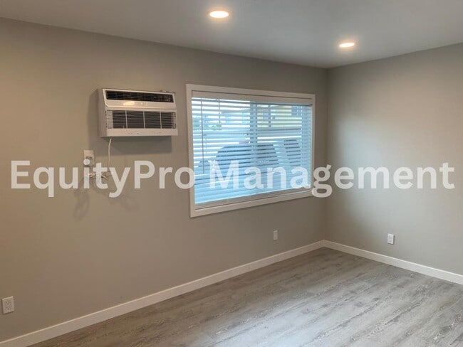 Photo - 7043 Pickering Ave