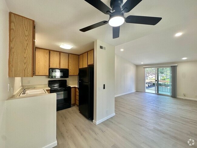 Building Photo - Indulge in coastal living in this beautifu... Rental