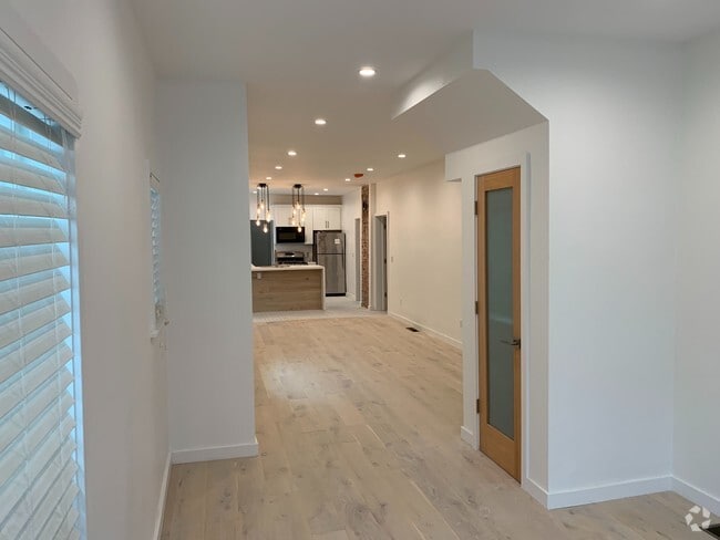 Building Photo - 42 Navy St Unit 2 Rental