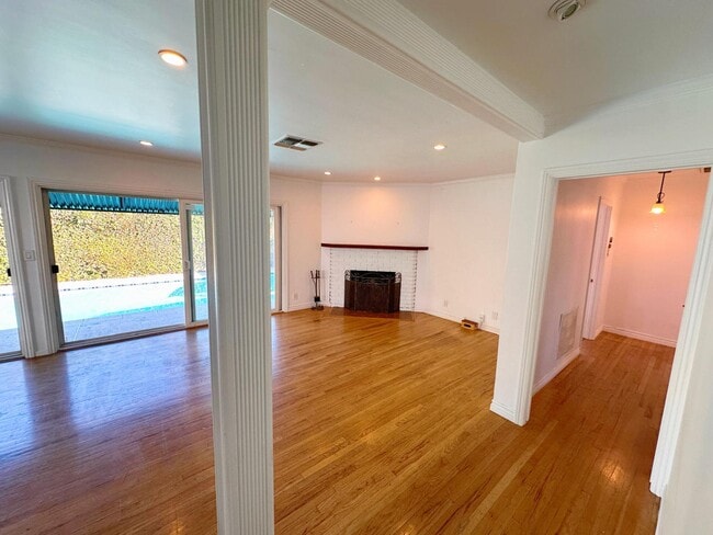 Open concept living room - 6500 Whitaker Ave