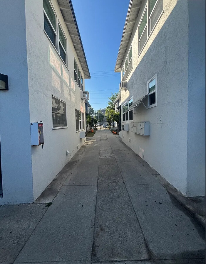 Photo - 13207-13213 Oxnard St