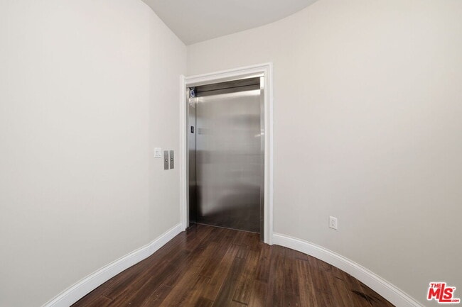 Photo - 320 S Swall Dr Unit 3