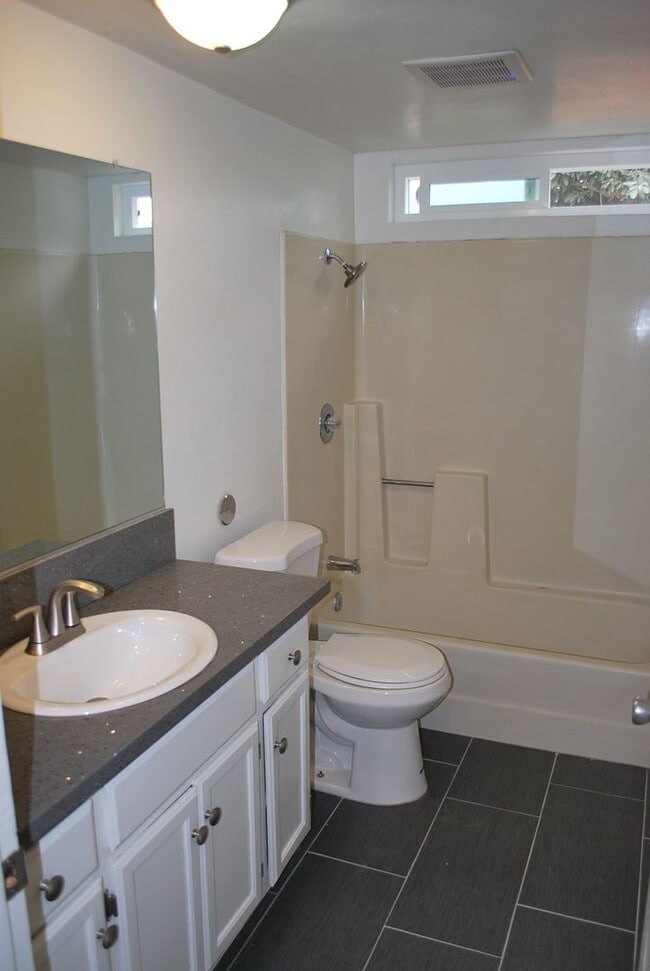 Building Photo - 822 Unit 274