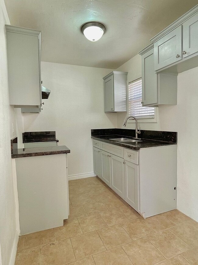 Photo - 233 W 10th St