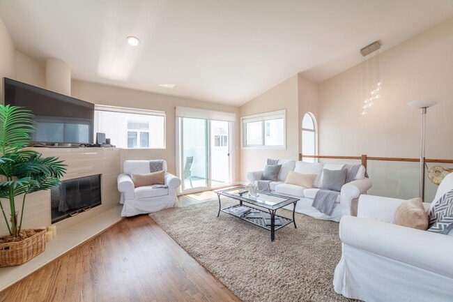 Photo - 1107 Loma Dr