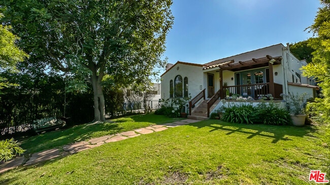 Photo - 3037 St George St