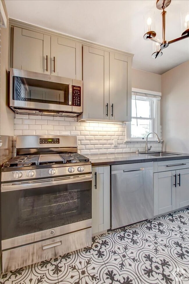Building Photo - Georgia St. Triplex Unit 3939 Georgia Rental