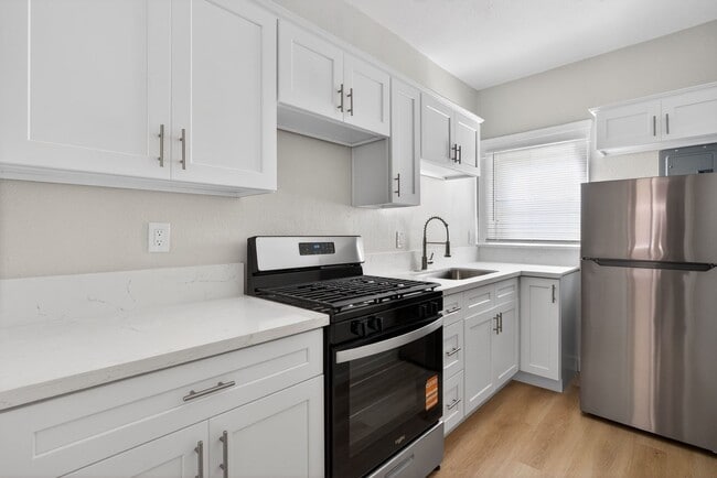 Building Photo - 915 Cherry Ave Unit 208