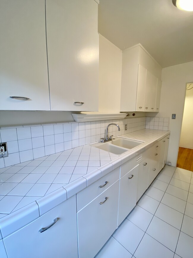 Kitchen - 1935 1/2 Palmerston Pl Unit 1935.5