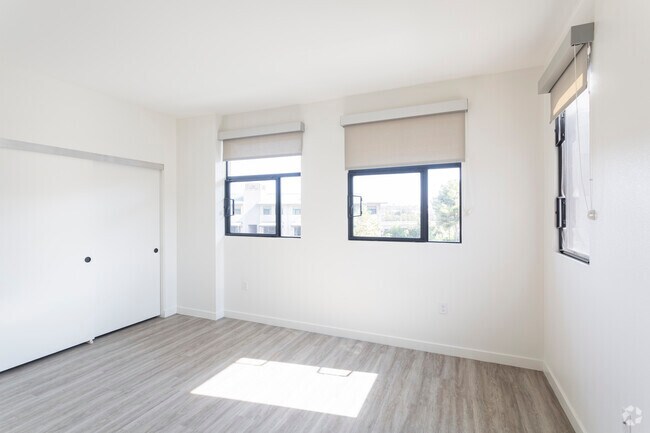 2 BR, 2 BA - 889 SF - FiftyOne Baltimore at the Crossroads