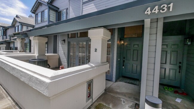 Building Photo - Modern University City Townhome w/ Granite Counters, Stainless Appliances & Prime Central San Die...