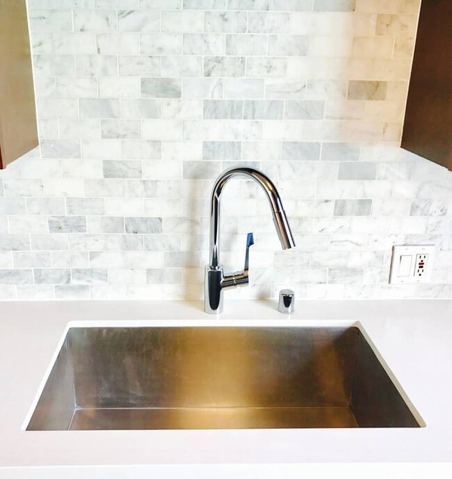 Building Photo - 2 bed / 1 bath apartment in Echo Park is now available - Parking and in-unit laundry! Unit #4