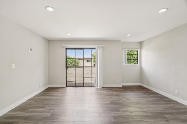 Photo - 725 E Providencia Ave Unit 207