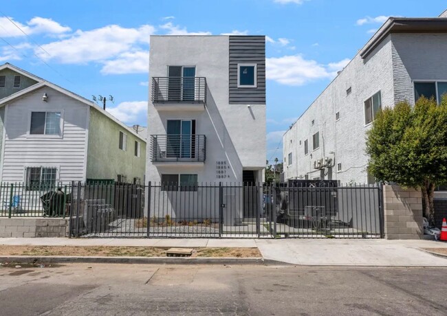 Building Photo - 1885 W 20th St Unit #1885 1/2