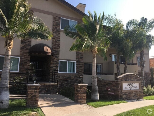 Building Photo - 1 bed, 1 bath River Ridge apartment on 2nd...