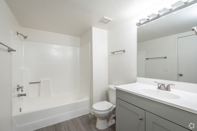 2BR, 2BA - 948SF - Bathroom - Villas at Columbia