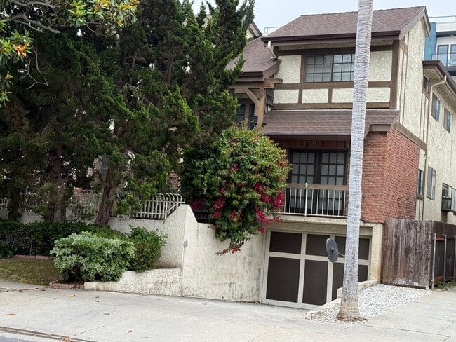 Building Photo - 3647 Keystone Ave Unit 4