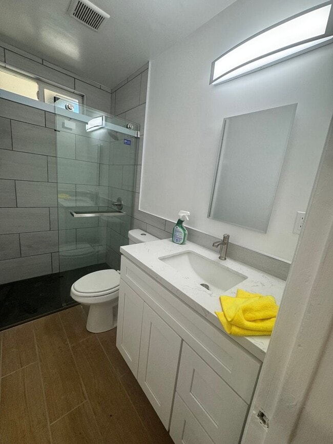 Photo - Saticoy 14937/Tung Unit 14937 Saticoy St  3