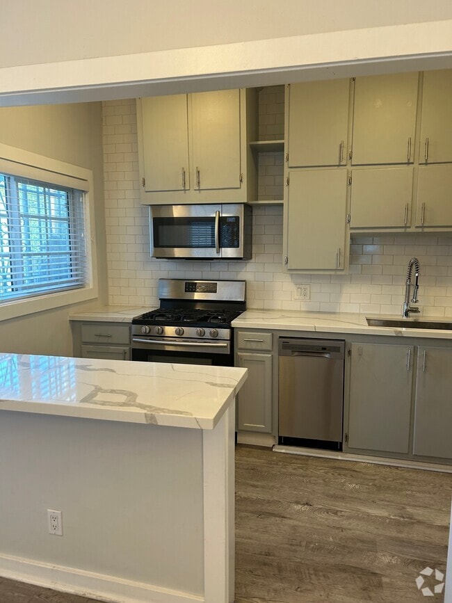 Building Photo - 832 Hilldale Ave Rental