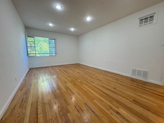 Photo - Top Floor Hollywood 1Bed/1Bath with Parkin... Unit 1911.25